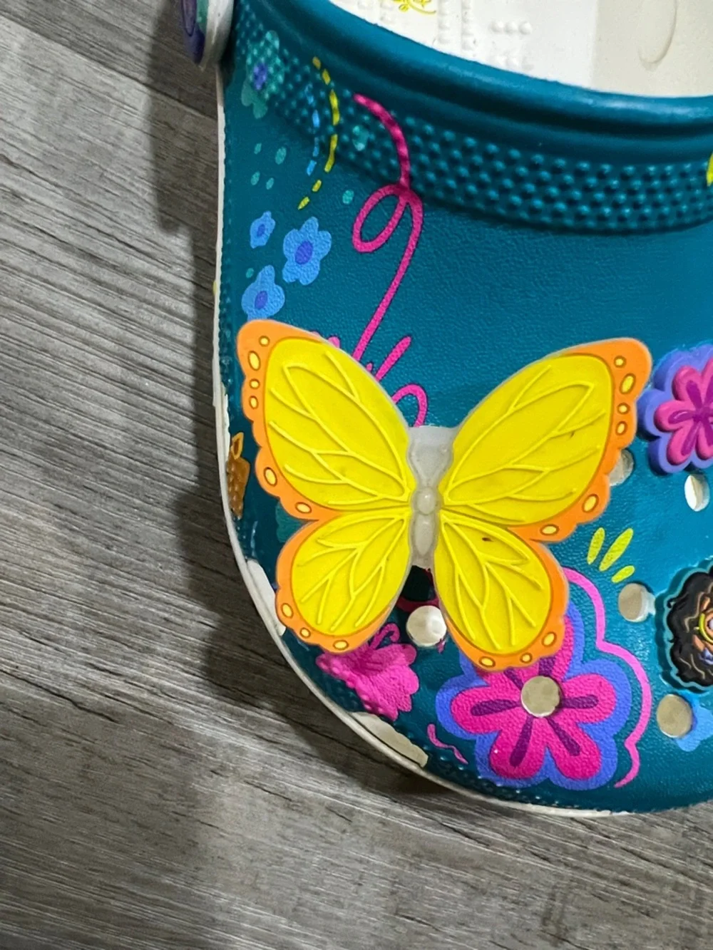 CROCS Disney Encanto size J2 - Picture 11 of 11
